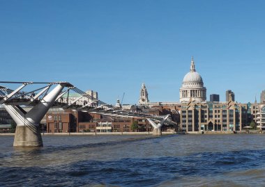 Londra 'daki Milenyum Köprüsü