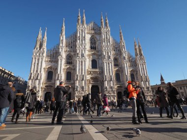 Milano'da Piazza Duomo (katedral Meydanı)