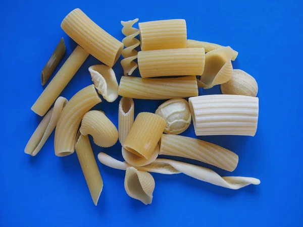 Traditionelle italienische Pasta, blauer Hintergrund — Stockfoto
