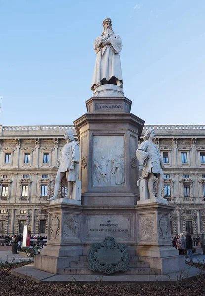 Leonardo da vinci denkmal in milan — Stockfoto