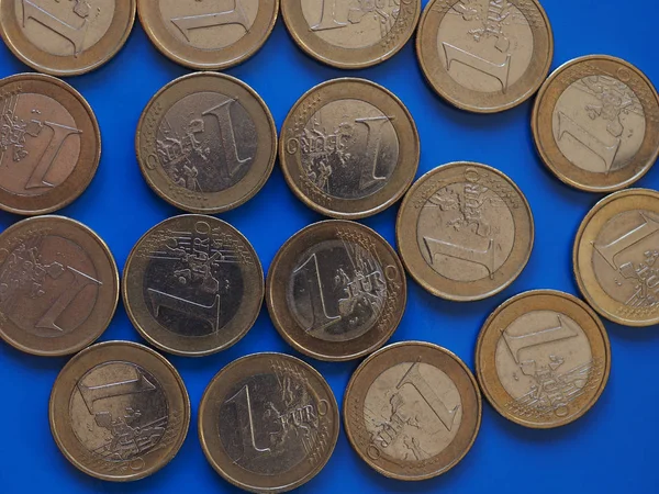 Monedas de 1 euro, Unión Europea sobre azul — Foto de Stock