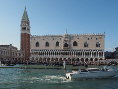 St Mark Meydanı fron Venedik'te San Marco Havzası gördüm