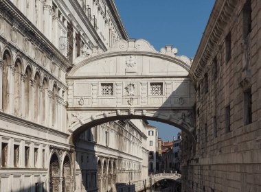 İç çekiş köprüsü Venedik 'te