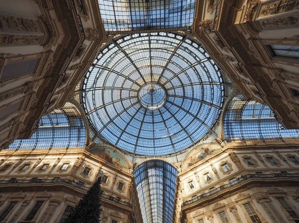 Prosklená střecha pasáž Galleria Vittorio Emanuele Ii v Miláně — Stock fotografie