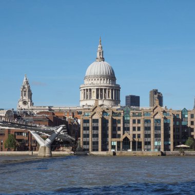Londra 'daki Milenyum Köprüsü