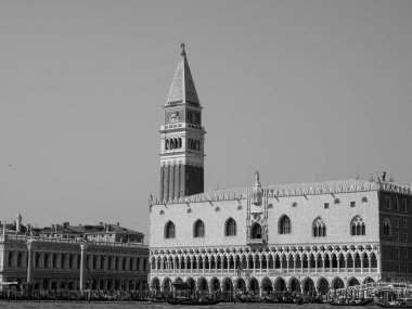 St Mark kare görülen fron Venedik'te San Marco havzasında siyah ve beyaz