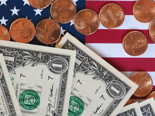 Dollarnoten und -münzen und Flagge der Vereinigten Staaten — Stockfoto