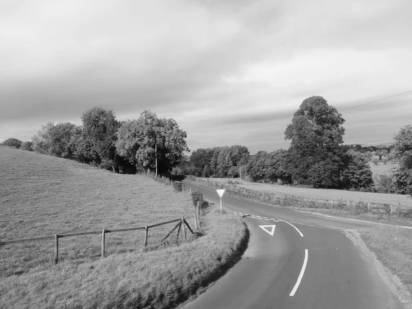 Engelska country panorama i Salisbury i svart och vitt — Stockfoto