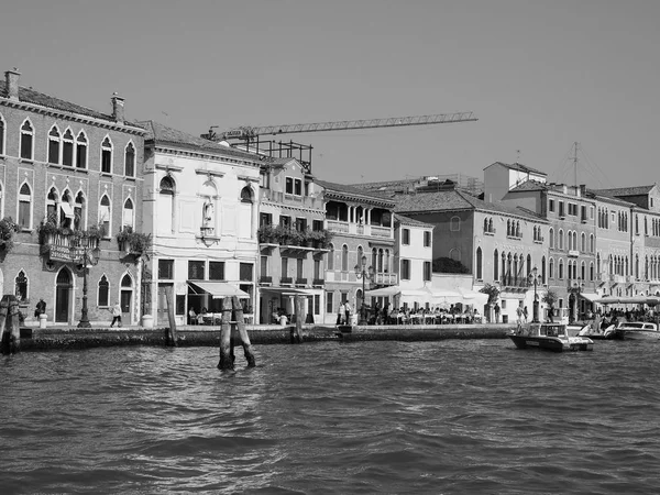 Giudecca-Kanal in Venedig in schwarz-weiß — Stockfoto