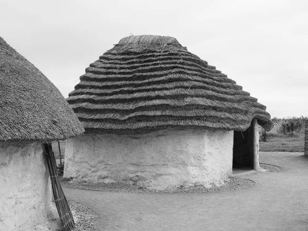 Stonehenge neolithic houses in Amesbury in black and white — Stock Photo, Image