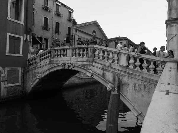 Touristes visitant Venise en noir et blanc — Photo