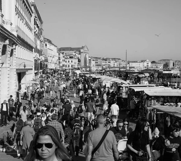 Riva degli Schiavoni v Benátkách v černé a bílé — Stock fotografie