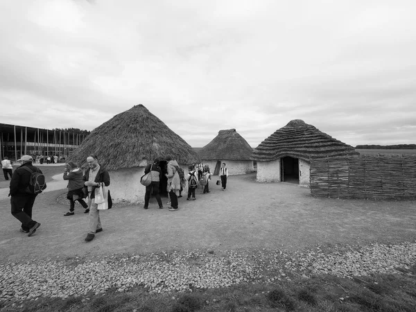 Amesbury Stonehenge Neolitik evlerde siyah beyaz — Stok fotoğraf