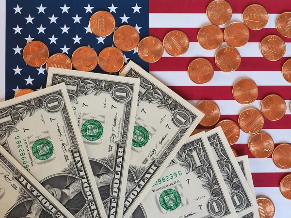 Долларовые банкноты, монеты и флаг США — стоковое фото