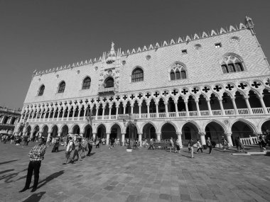 Venedik'te San Marco meydanında siyah ve beyaz