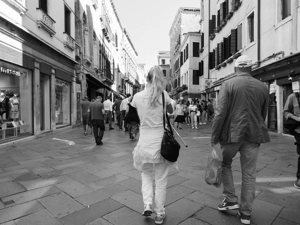 Turister som besöker Venedig i svart och vitt — Stockfoto