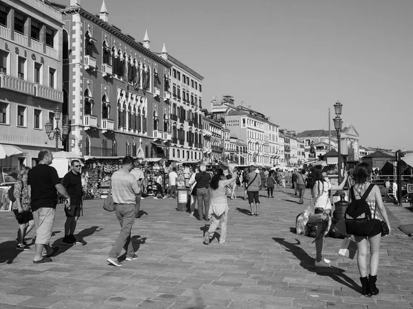 Riva degli Schiavoni in Venetië in zwart-wit — Stockfoto