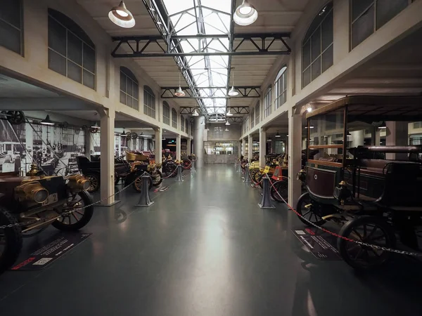 Autos antiguos en el museo del automóvil en Turín — Foto de Stock