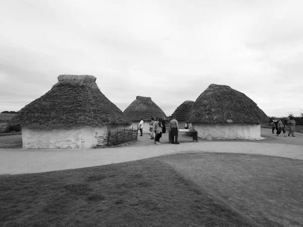 Casas neolíticas Stonehenge en Amesbury en blanco y negro — Foto de Stock