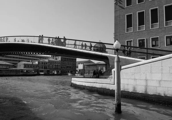 白と黒のヴェネツィアのポンテ ・ デッラ ・ Costituzione — ストック写真