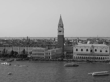 Venedik'te San Marco meydanında siyah ve beyaz