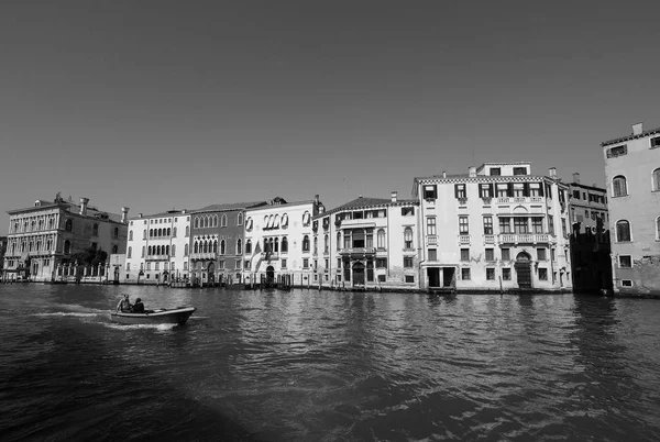 Canal grande in venedig in schwarz und weiß — Stockfoto