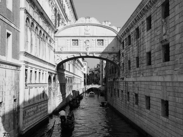 Pont des Soupirs à Venise en noir et blanc — Photo