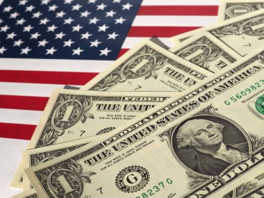 Doları notlar ve Amerika Birleşik Devletleri bayrağı