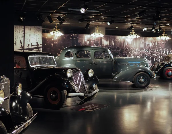 Torino'da araba Müzesi'nde eski arabalar — Stok fotoğraf