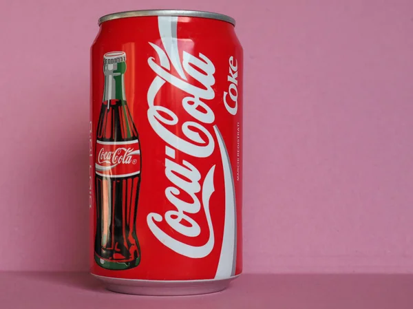 Coca Cola může v Miláně — Stock fotografie
