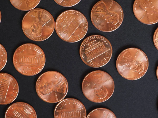 Monete da un centesimo di dollaro, Stati Uniti su nero — Foto Stock
