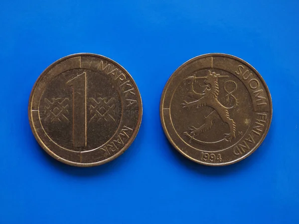 Финские монеты до эры евро над синим — стоковое фото
