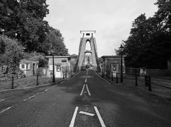 在黑色和白色的布里斯托尔克利夫顿吊桥 — 图库照片