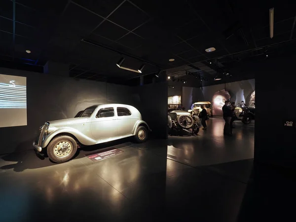Torino'da araba Müzesi'nde eski arabalar — Stok fotoğraf