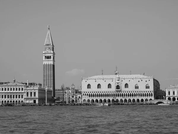 Place Saint-Marc vue depuis le bassin Saint-Marc à Venise en noir et blanc — Photo