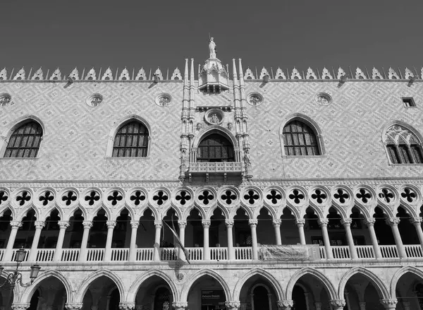 St Mark square in Venetië in zwart-wit — Stockfoto