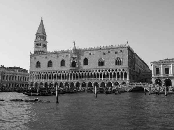 Praça de São Marcos vista da bacia de São Marcos em Veneza a preto e branco — Fotografia de Stock