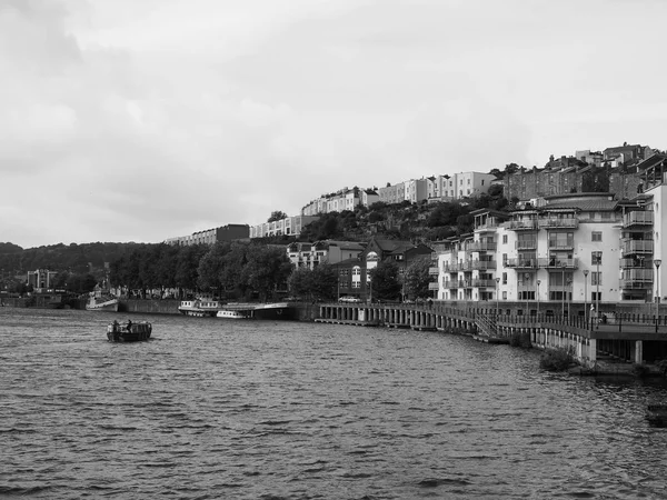 Бристольская гавань в Бристоле в черном и белом — стоковое фото