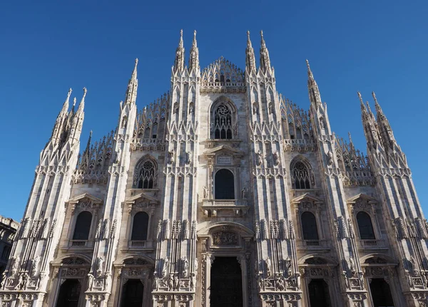 Duomo (som betyr katedral) i Milano – stockfoto