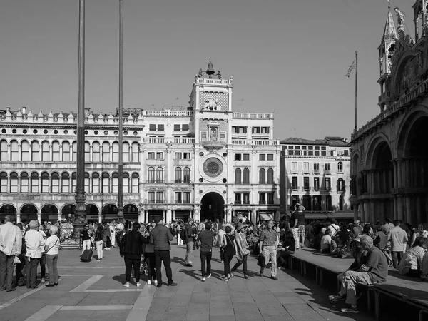 Erster Markierungsplatz in Venedig in schwarz-weiß — Stockfoto