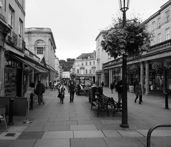 Tourists visiting Bath in black and white — Stock Photo, Image