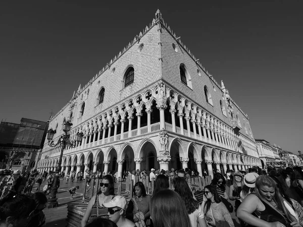 在黑色和白色在威尼斯圣马克广场 — 图库照片