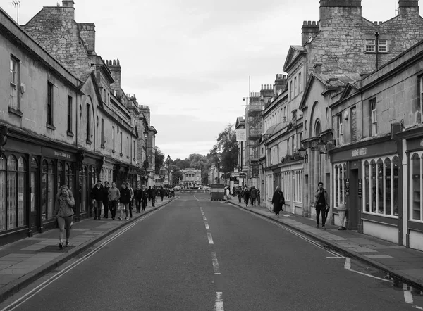 Turistas que visitam Bath em preto e branco — Fotografia de Stock