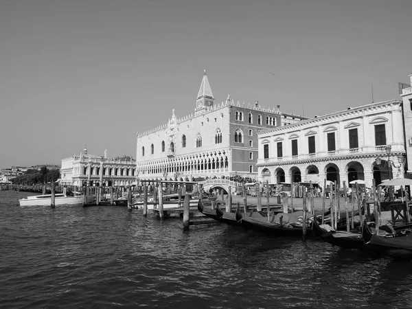 St mark square gesehen vom st mark becken in venedig in schwarz und weiß — Stockfoto