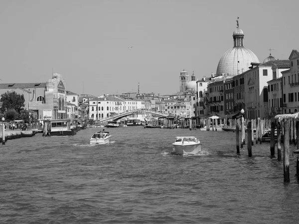 白と黒のヴェネツィアのビュー — ストック写真