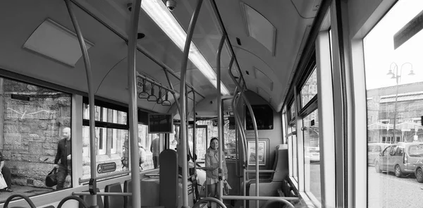 Bus à Birmingham en noir et blanc — Photo