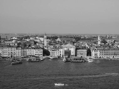 Venedik'te San Marco meydanında siyah ve beyaz