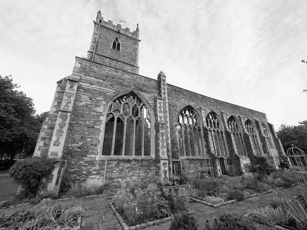 San Pedro arruinó la iglesia en Bristol en blanco y negro — Foto de Stock