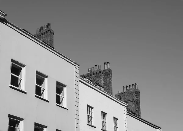 Traditionele Britse huizen in zwart-wit — Stockfoto