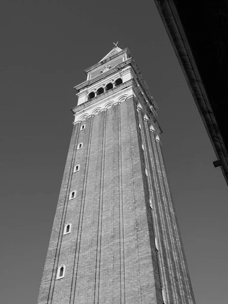 São Marcos campanile em Veneza em preto e branco — Fotografia de Stock